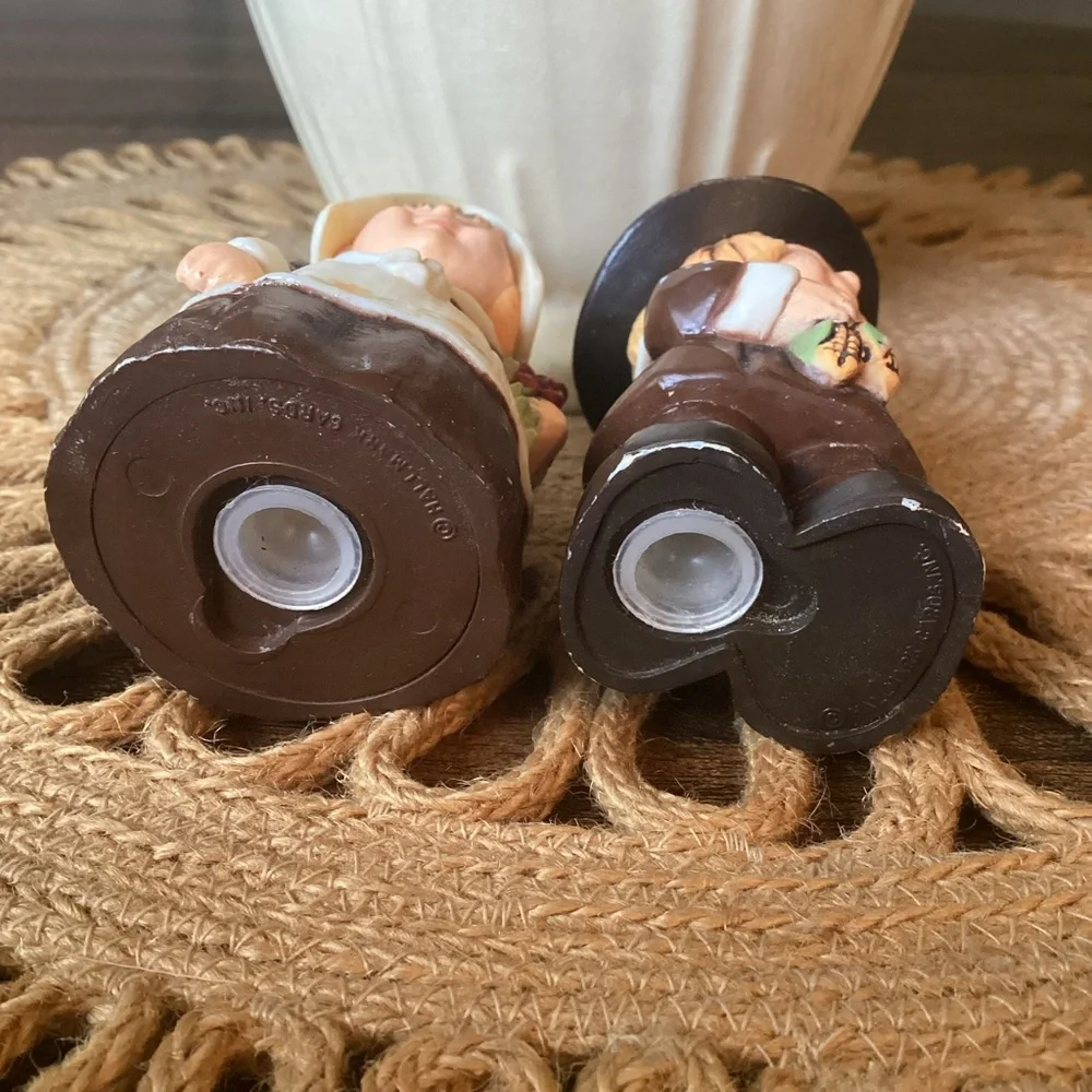 Vintage Hallmark Pilgrim Salt & Pepper Shakers Resin‎